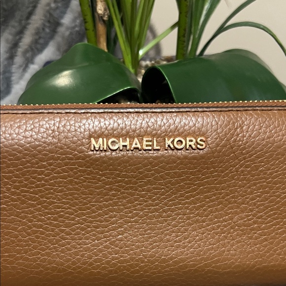Michael Kors Continental Brown Wallet GUC retail $159 - Picture 2 of 9